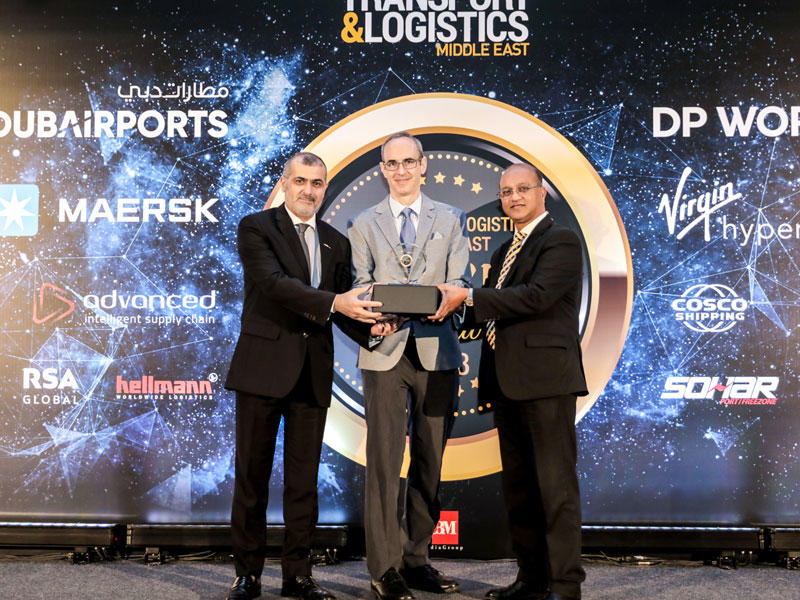 خلال تسلُّم الجائزةn