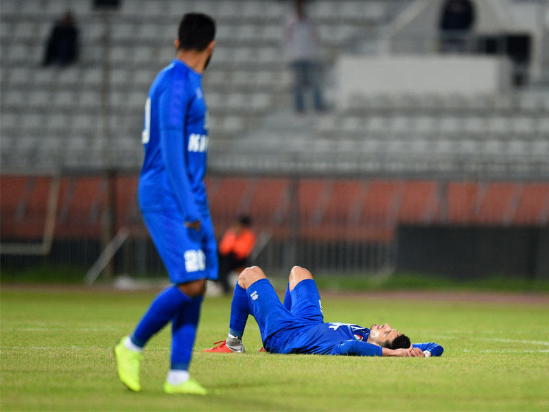 حال لاعبي الأزرق بعد صافرة الحكم (تصوير نوفل إبراهيم)n