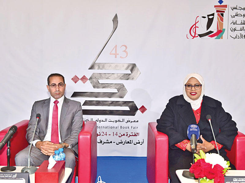 إستبرق أحمد وهزاع البراري أثناء الندوة