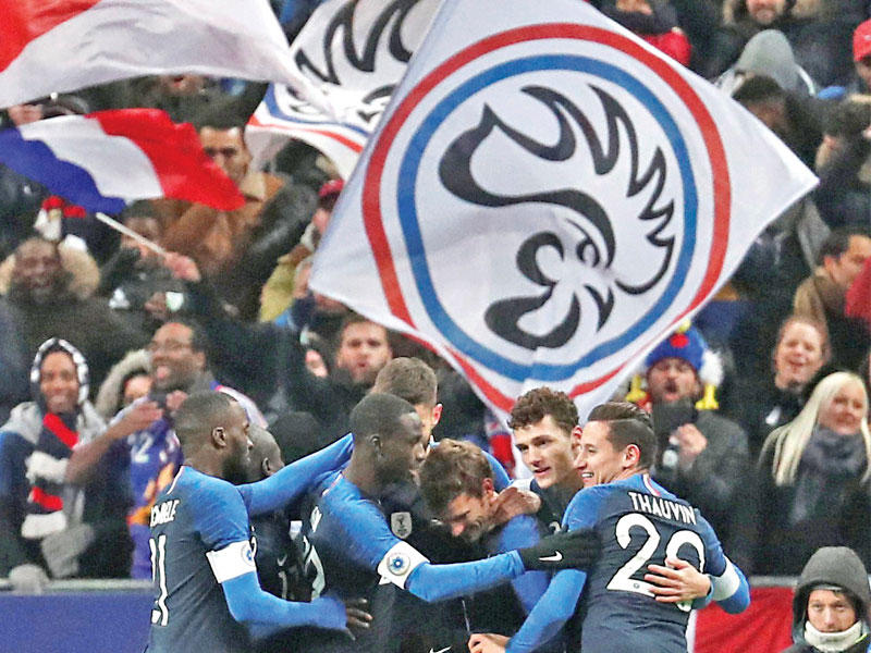 فرحة لاعبي المنتخب الفرنسي بعد إحراز هدف في مرمى الأوروغواي