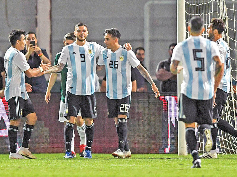 لاعبو المنتخب الأرجنتيني يحتفلون بالهدف الثاني في مرمى المكسيك