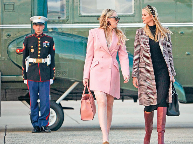 ابنتا ترامب إيفانكا وتيفاني في طريقهما إلى الطائرة الرئاسية للذهاب إلى فلوريدا أمس الأول      (أ ف ب)