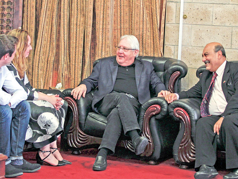 غريفيث متحدث إلى مرافقيه لدى وصوله إلى مطار صنعاء أمس (أ ف ب)