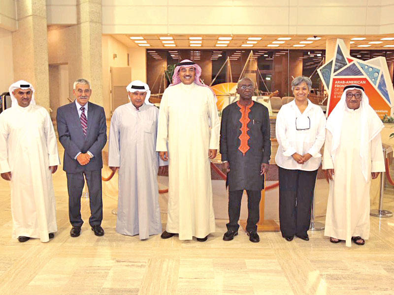 صباح الخالد واعضاء لجنة جائزة السميط