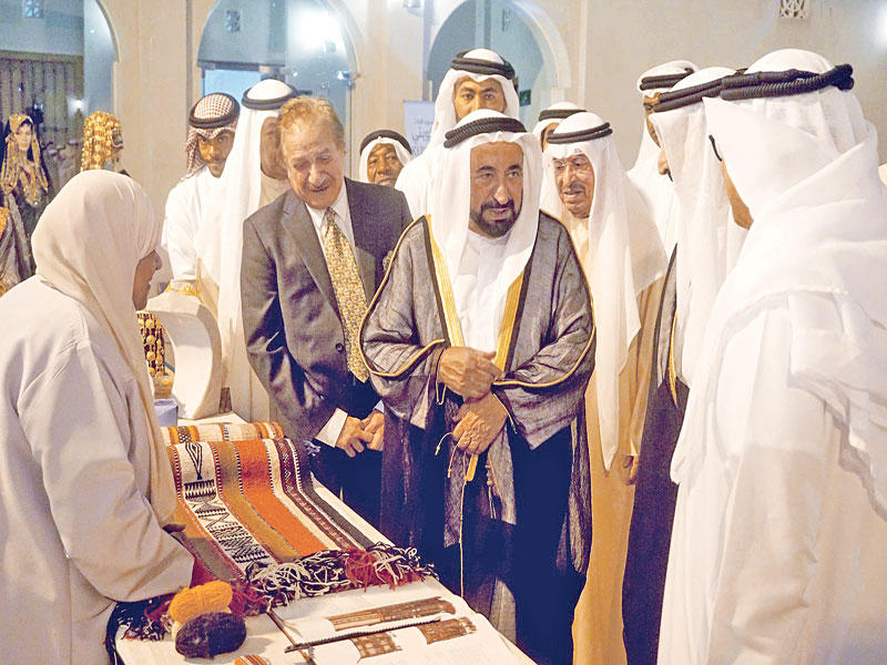 القاسمي خلال زيارته فعاليات أسبوع التراث الكويتي