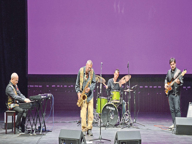 دانيلي سيبه وفرقته الموسيقية في مسرح عبدالحسين عبدالرضا 