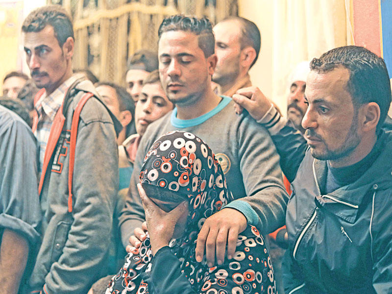 أفاد أحد أقارب 16 مصريا تم احتجازهم في ليبيا بإطلاق سراحهم بعد تسوية نزاع مالي بين متعاقدين ليبيين وشريكهم المصري أمس الأول. وفي الصورة تجمع لأهالي العمال بقرية تابعة لمحافظة كفر الشيخ شمال القاهرة                                                                    (رويترز)