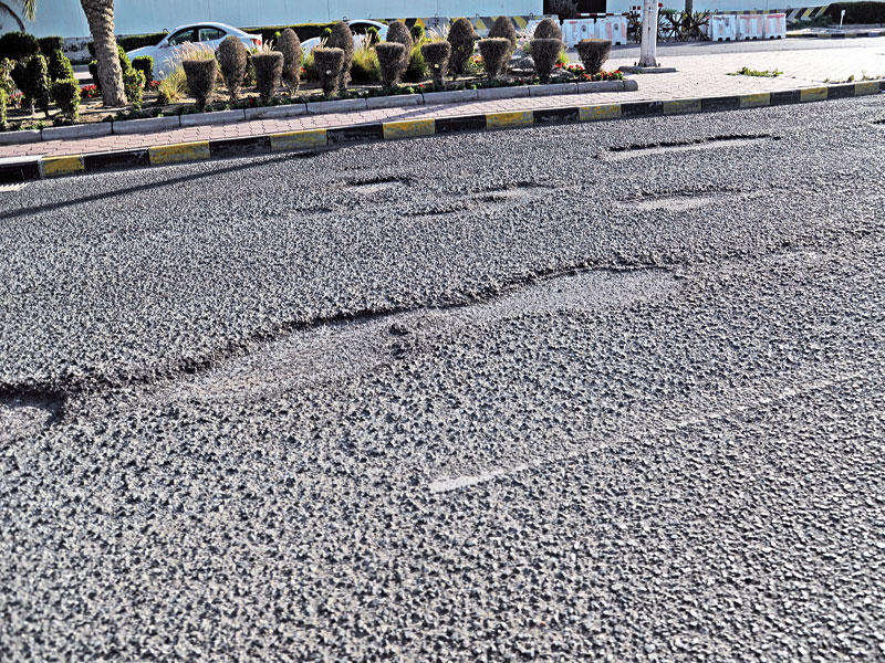 أحد مظاهر انسلاخ الأسفلت نتيجة الأمطار 