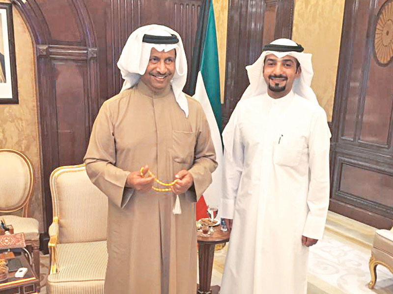 المبارك مستقبلاً رئيس اللجنة مشعل الهاجريn