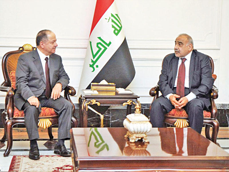 عبدالمهدي مستقبلاً البارزاني في بغداد أمس (رويترز)