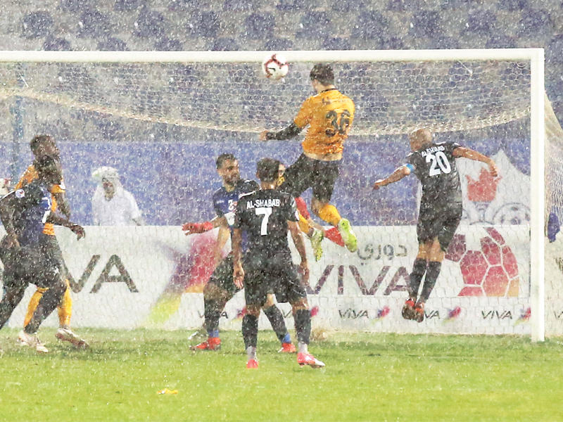 جانب من مباراة الشباب والقادسية التي أُجلت بسبب المطر الكثيف