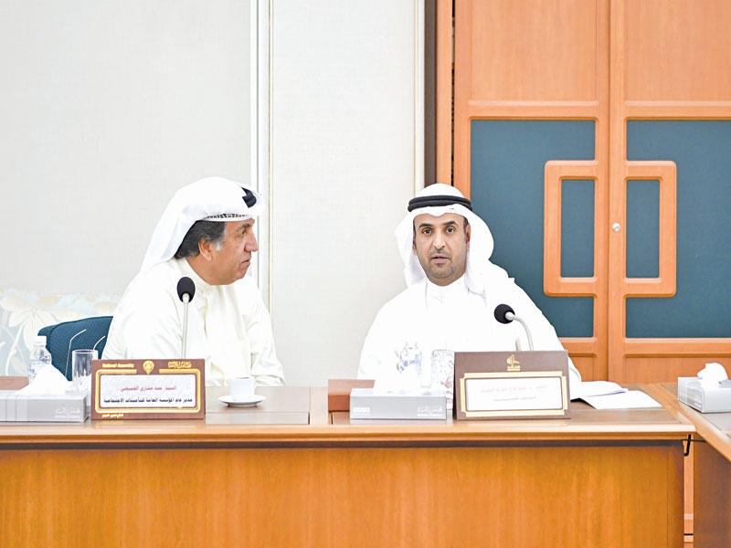 الوزير الحجرف وحمد الحميضي في اجتماع سابق للجنة المالية البرلمانية