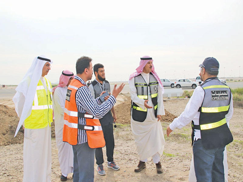 الحمود خلال جولته التفقدية في المطار أمس