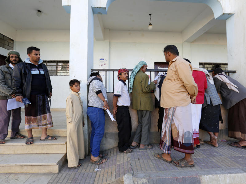 يمنيون بمركز لتسجيل النازحين في صنعاء الأربعاء الماضي (إي بي أيه)