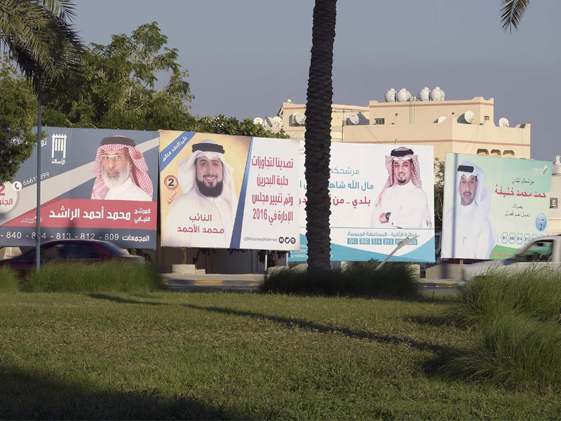 لافتات لمرشحين في المنامة امس (أ ف ب)