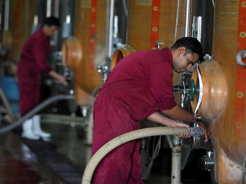 عامل داخل مصنع «كروم النيل» بمدينة الجونة المطلة على البحر الأحمر (رويترز)