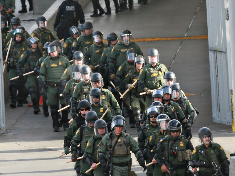 رجال أمن أميركيون خلال تدريب في كاليفورنيا أمس الأول (أ ف ب)