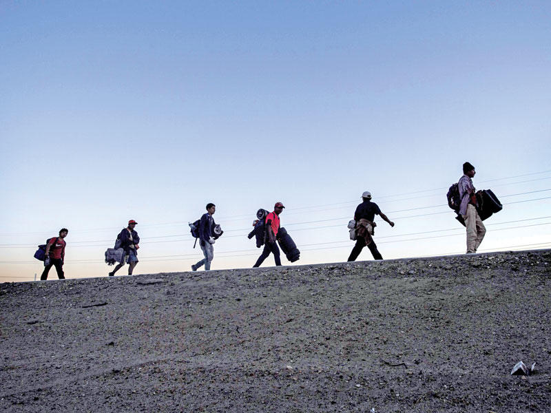  مهاجرون من أميركا الوسطى يواصلون سيرهم في المكسيك باتجاه الحدود مع الولايات المتحدة أمس الأول (أ ف ب)