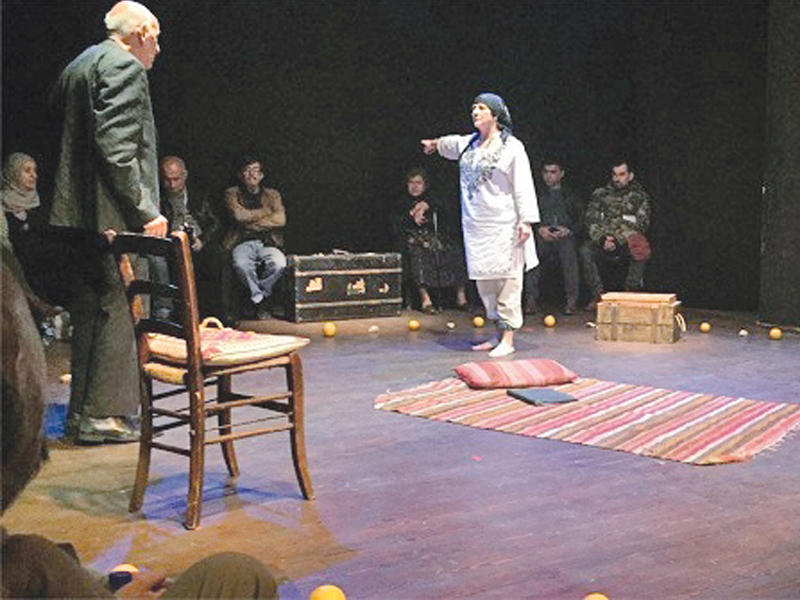 لقطة من مسرحية «حجارة وبرتقال»