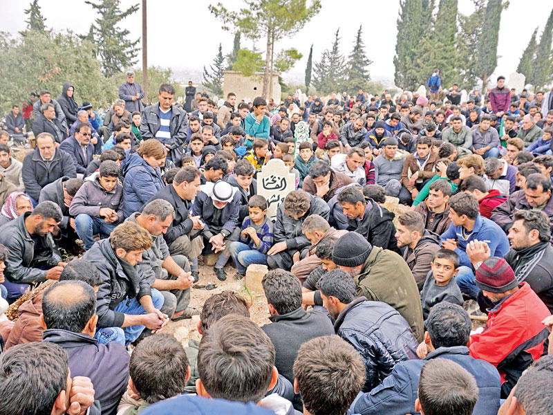 سوريون في جنازة فارس وجنيد في كفر نبل أمس الأول (أ ف ب)