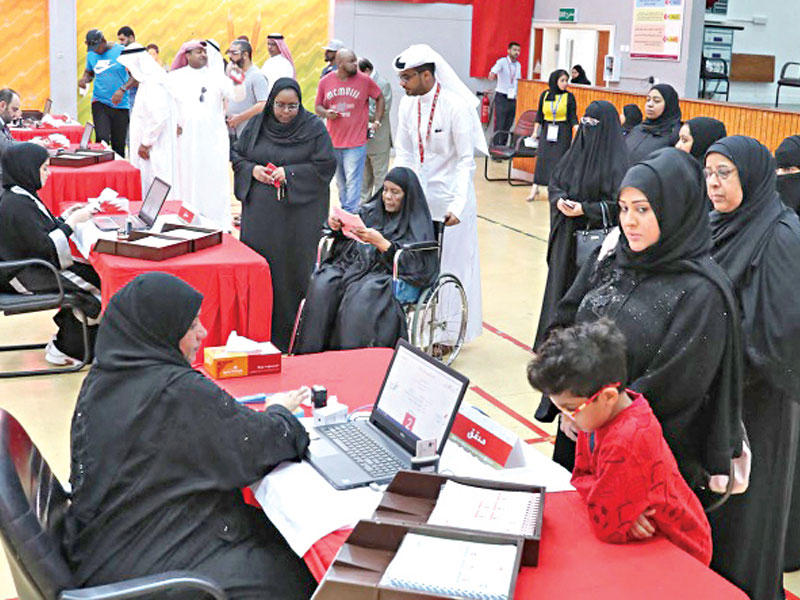 بحرينيات يدلين بأصواتهن في المنامة أمس   (بنا)