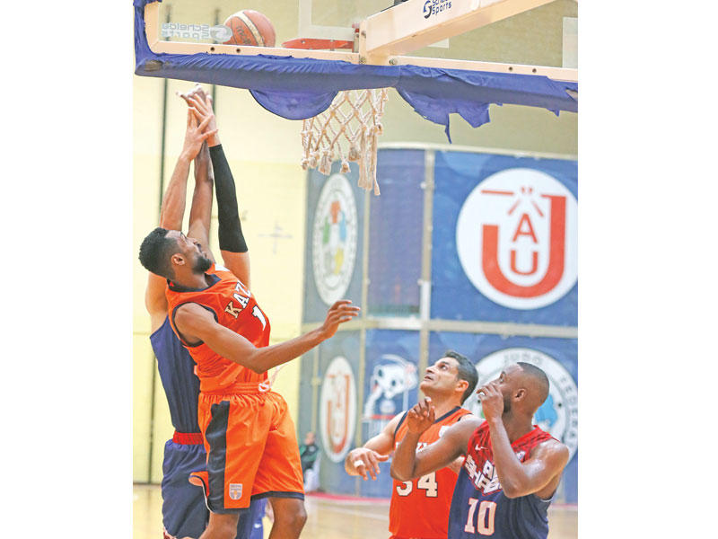 كاظمة والشباب وصراع تحت السلة (تصوير جورج رجي)