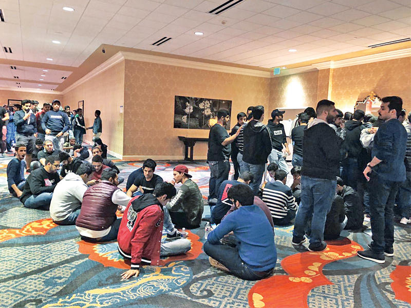 طلبة <إتحاد أمريكا> يفترشون الأرض بإنتظار الإنتخابات