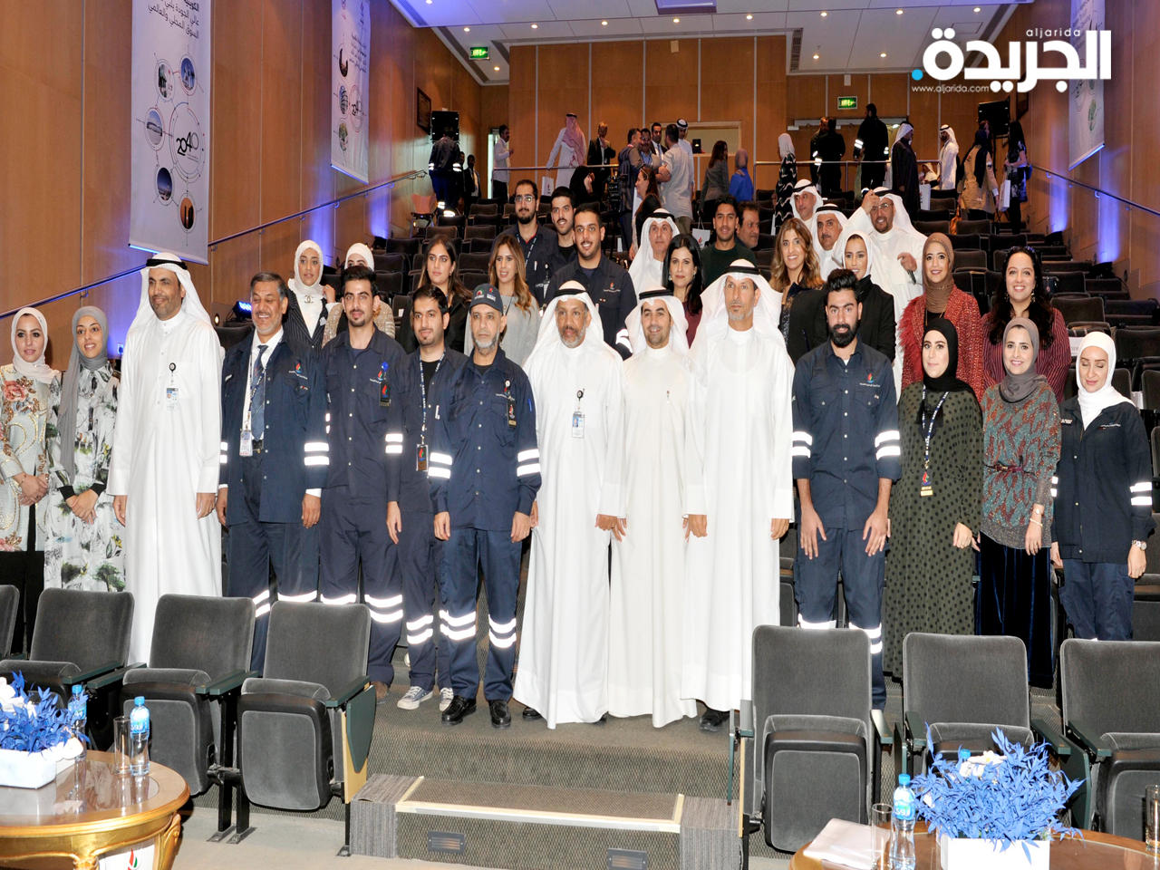 صورة جماعية للمشاركين مع المطيري