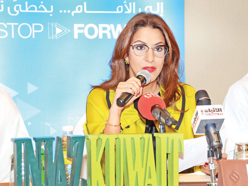 ليلى المطيري متحدثة خلال المؤتمر