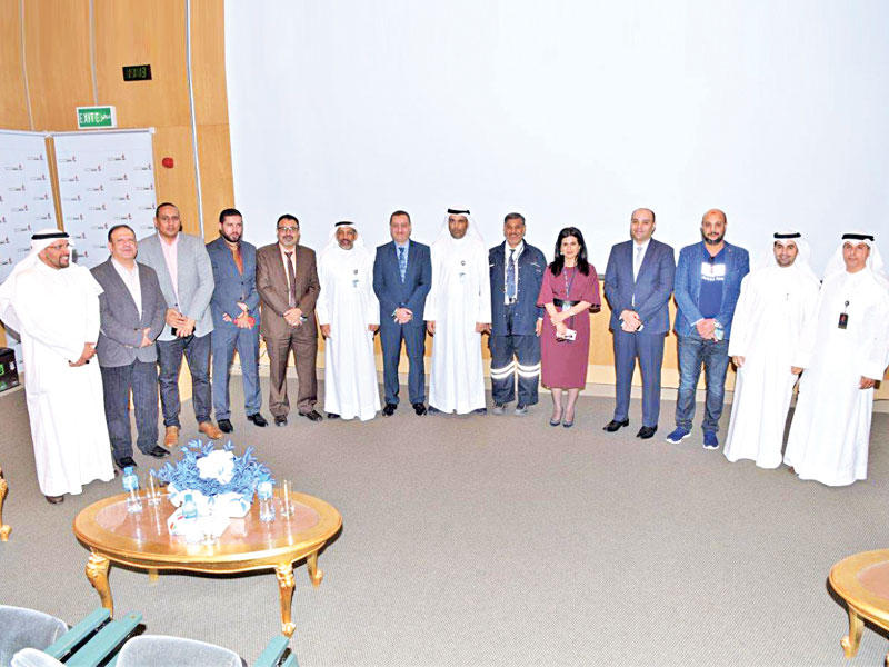 المطيري متوسطاً قيادات الشركة والصحافيين 