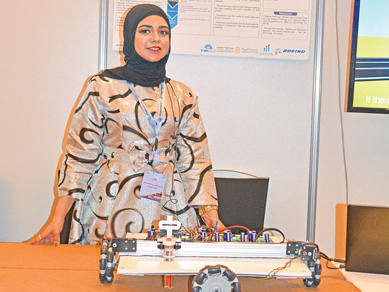 خريجة الهندسة الكهربائية وأمامها المشروع