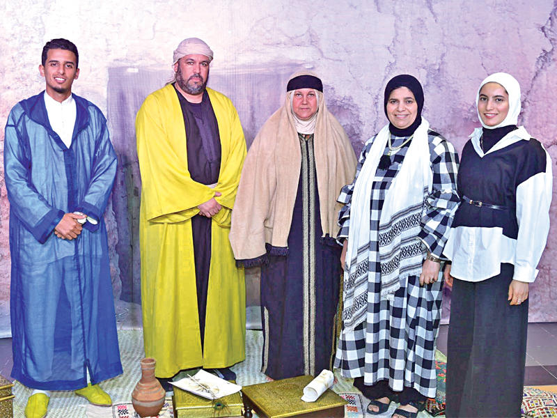 السنعوسي مع فريق العمل 