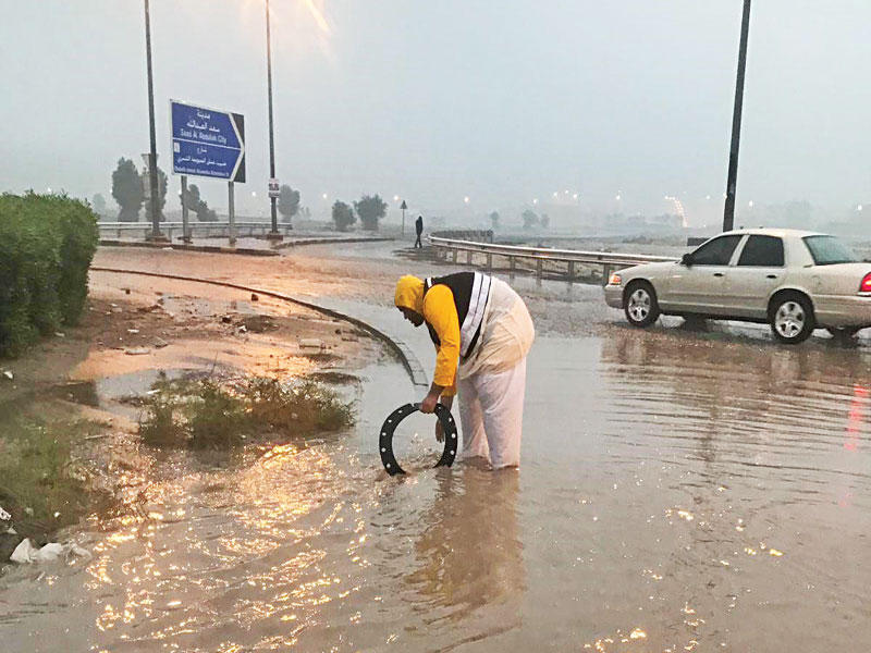 جانب من إجراءات البلدية للتعامل مع تداعيات الأمطار