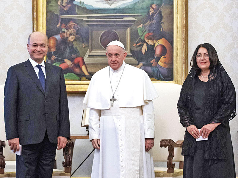 البابا فرانسيس مستقبلاً الرئيس العراقي برهم صالح وزوجته في الفاتيكان أمس الأول (إي بي أيه) 