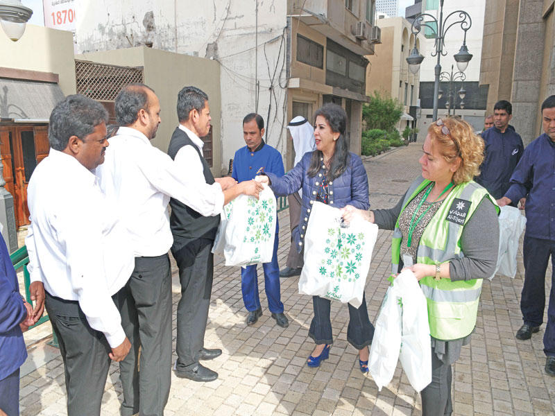 أماني الورع خلال توزيع الكسوة على العمال