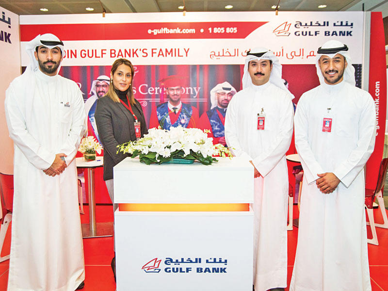 فريق «الخليج» في جناح البنك