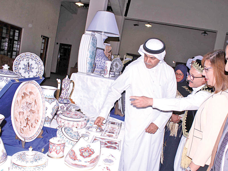 اليوحة خلال تفقده للمعرض 