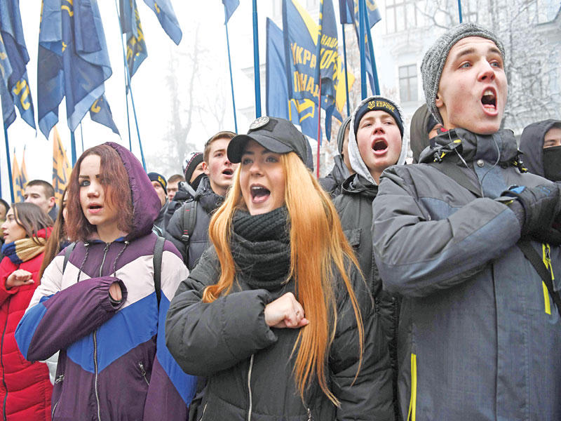  أوكرانيون أمام البرلمان في كييف أمس يطالبون بقطع العلاقات الدبلوماسية مع روسيا (أ ف ب)