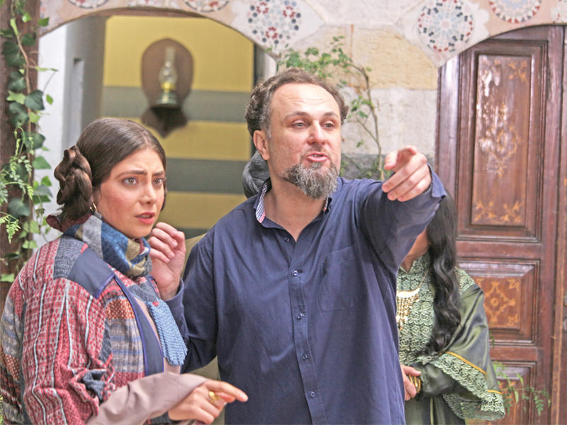 مشهد من مسلسل «سلاسل ذهب»  