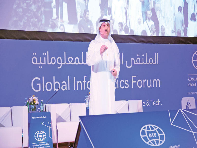 الهاشل متحدثاً في الملتقى