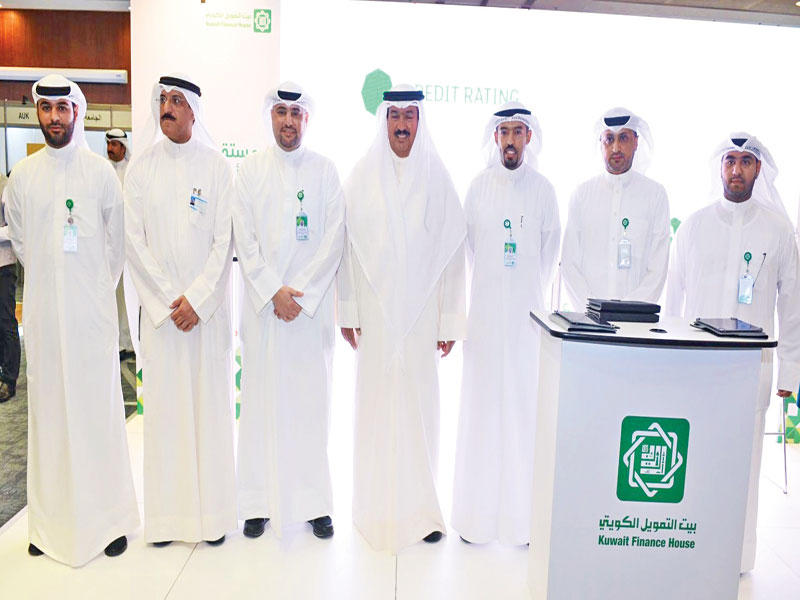 المضف مع مسؤولي «بيتك» في جناح البنك بالمعرض