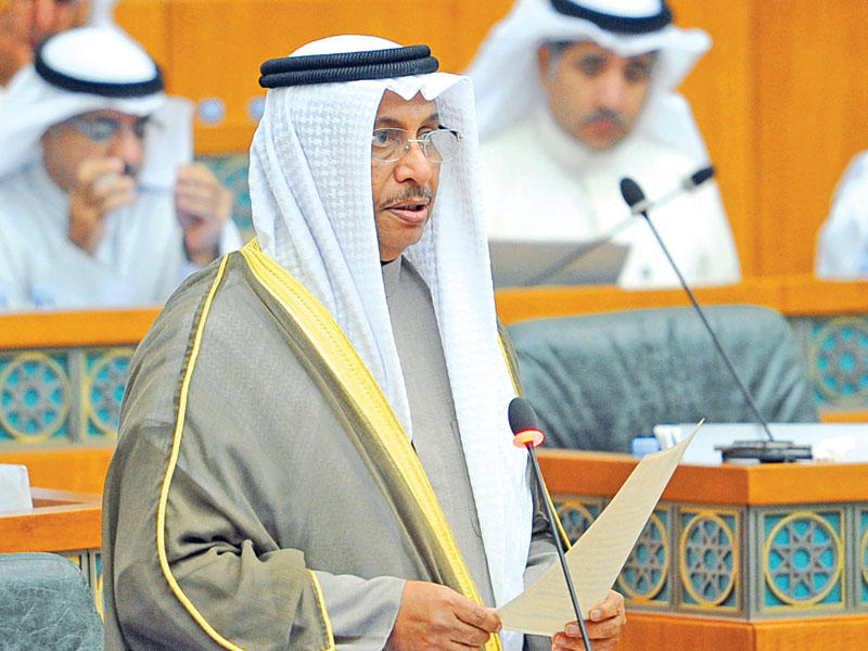 رئيس الوزراء متحدثاً خلال جلسة استجوابه أمس 