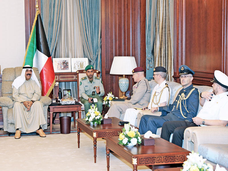 مشعل الأحمد مستقبلاً الوفد البريطاني