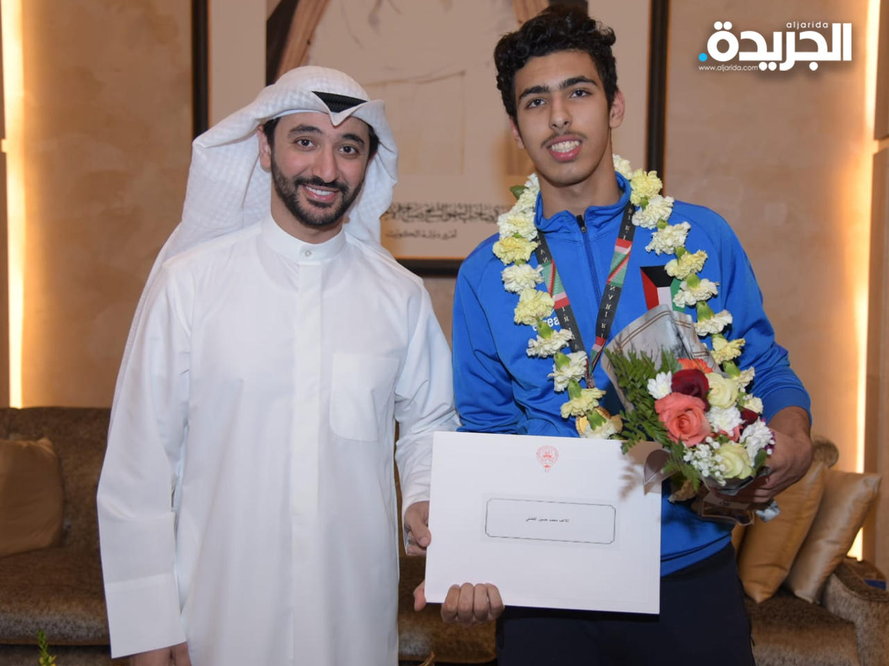  لاعب منتخب الكويت للمبارزة للناشئين محمد الفضلي مع نائب المدير العام لشؤون الرياضة في الهيئة العامة للرياضة الكويتية الدكتور صقر الملا 