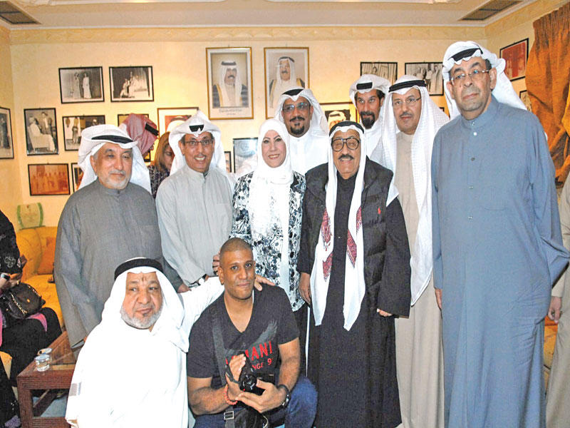 الحضور في صورة تذكارية مع مريم الصالح