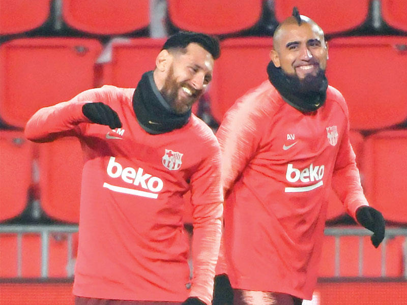 فيدال نجم برشلونة وميسي خلال التدريباتn