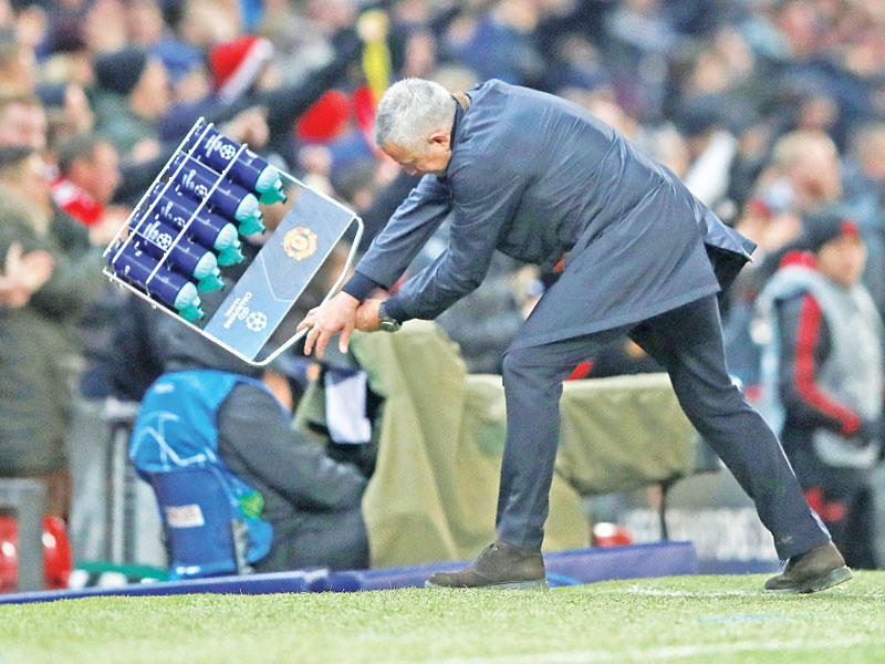 مورينيو يحتفل على طريقته الخاصة بعد نهاية المباراة