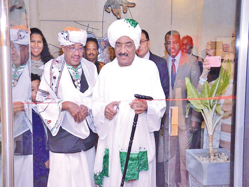 السفير السوداني خلال افتتاحه معرض «فضاءات لونية»n