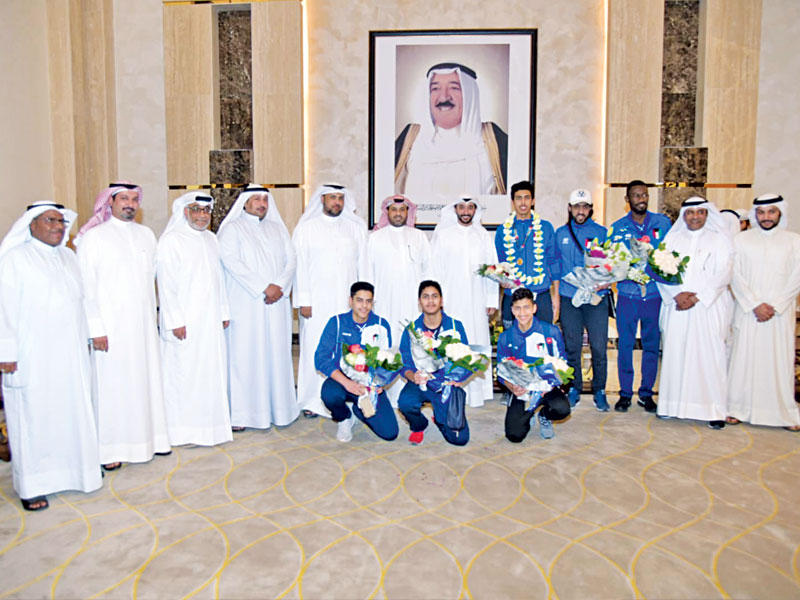 المُلا مستقبلاً وفد المبارزة العائد من طهران بذهبية الفضليn