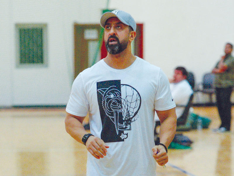  مدرب الفريق الأول لكرة السلة بنادي الشباب عبدالعزيز القلاف